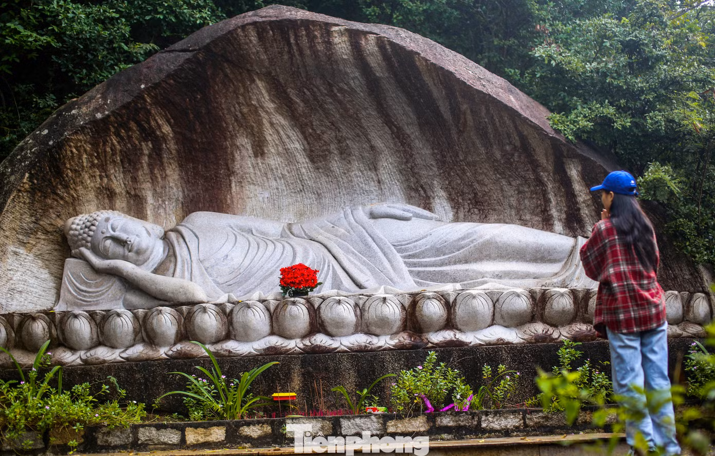 Theo người dân địa phương, chùa Ông Núi rất linh thiêng, không chỉ riêng ngày 24-25 tháng Giêng âm lịch, mọi ngày cũng có người đến dâng hương, cầu xin sức khỏe, tài lộc. Ảnh: Trương Định.