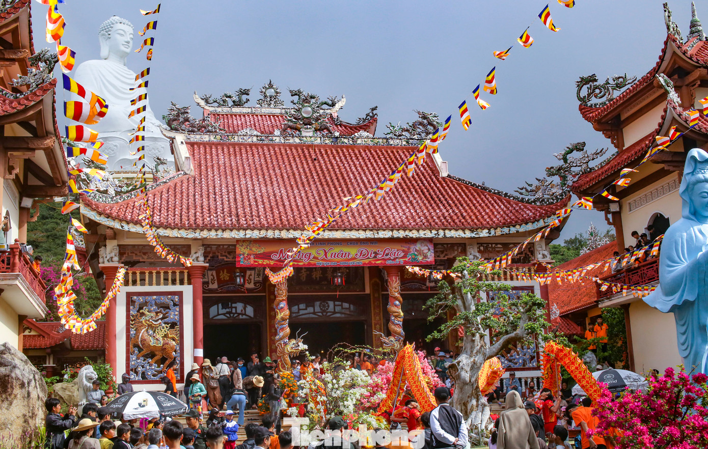 Chùa Ông Núi (còn gọi là Linh Phong thiền tự) có lịch sử hơn 300 năm, tọa lạc lưng chừng đỉnh Chóp Vung trên dãy núi Bà. Ảnh: Trương Định.