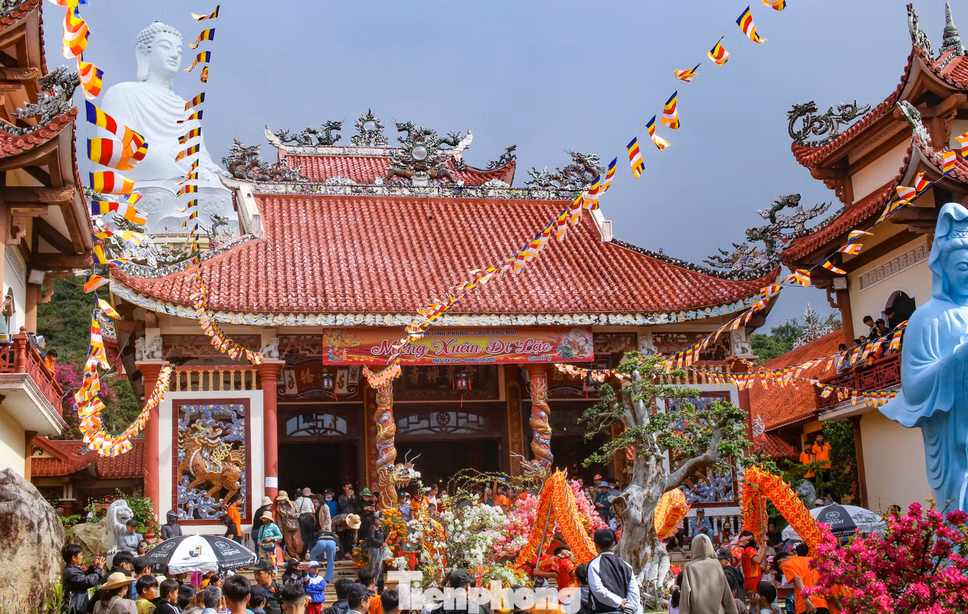 Chùa Ông Núi (còn gọi là Linh Phong thiền tự) có lịch sử hơn 300 năm, tọa lạc lưng chừng đỉnh Chóp Vung trên dãy núi Bà. Ảnh: Trương Định.