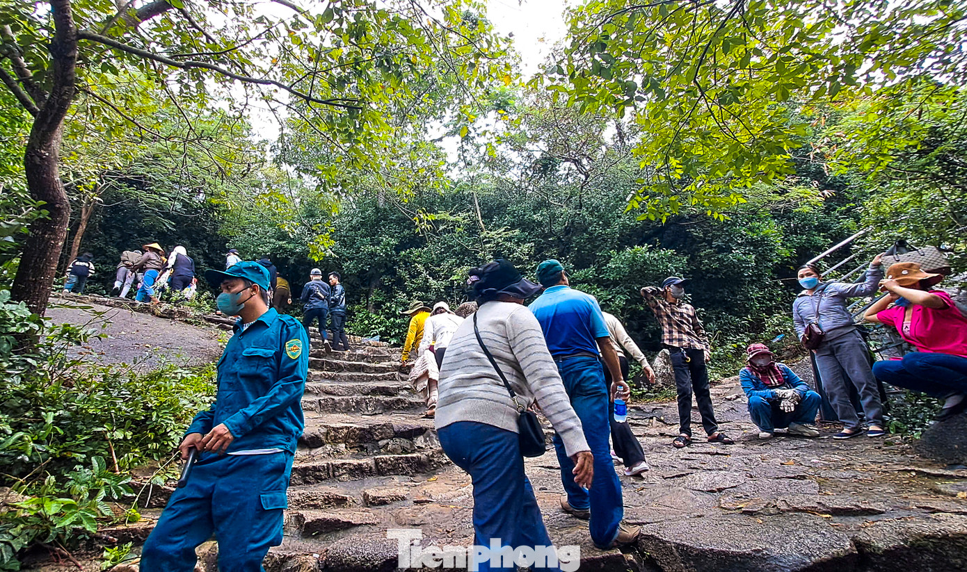 Tại các đầu đường dẫn vào chùa, lực lượng CSGT, công an, dân quân tự vệ và đoàn thanh niên được phân công đứng để hướng dẫn người dân lên chùa đi lễ được an toàn. Ảnh: Trương Định.