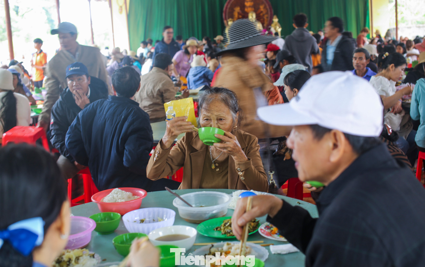 Đến với chùa Ông Núi dịp này, người dân, du khách còn được cùng nhau dùng bữa cơm chay tại chùa. Ảnh: Trương Định.