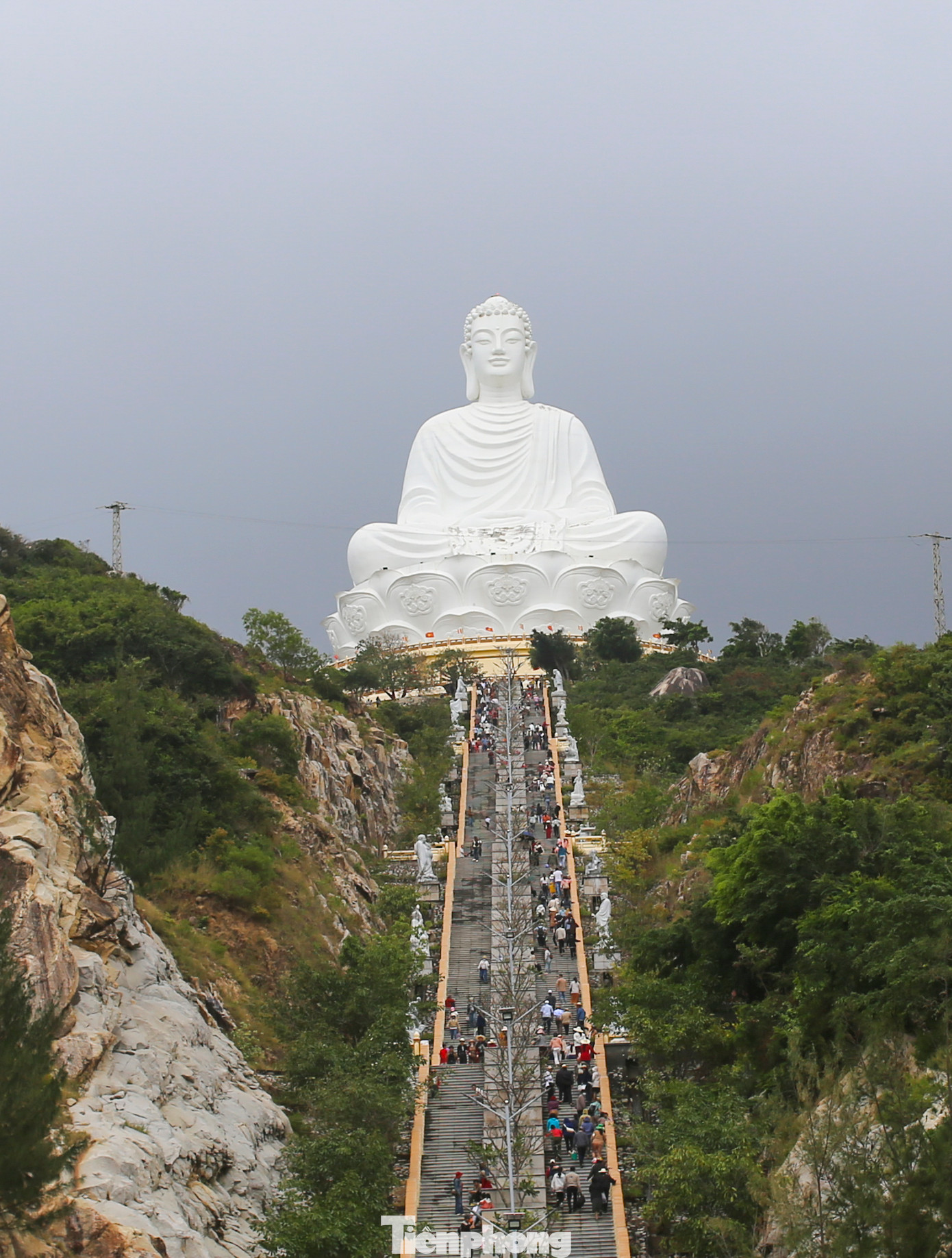 Đồng thời, chiêm ngưỡng tượng Phật khổng lồ từng cao nhất Đông Nam Á. Ảnh: Trương Định.