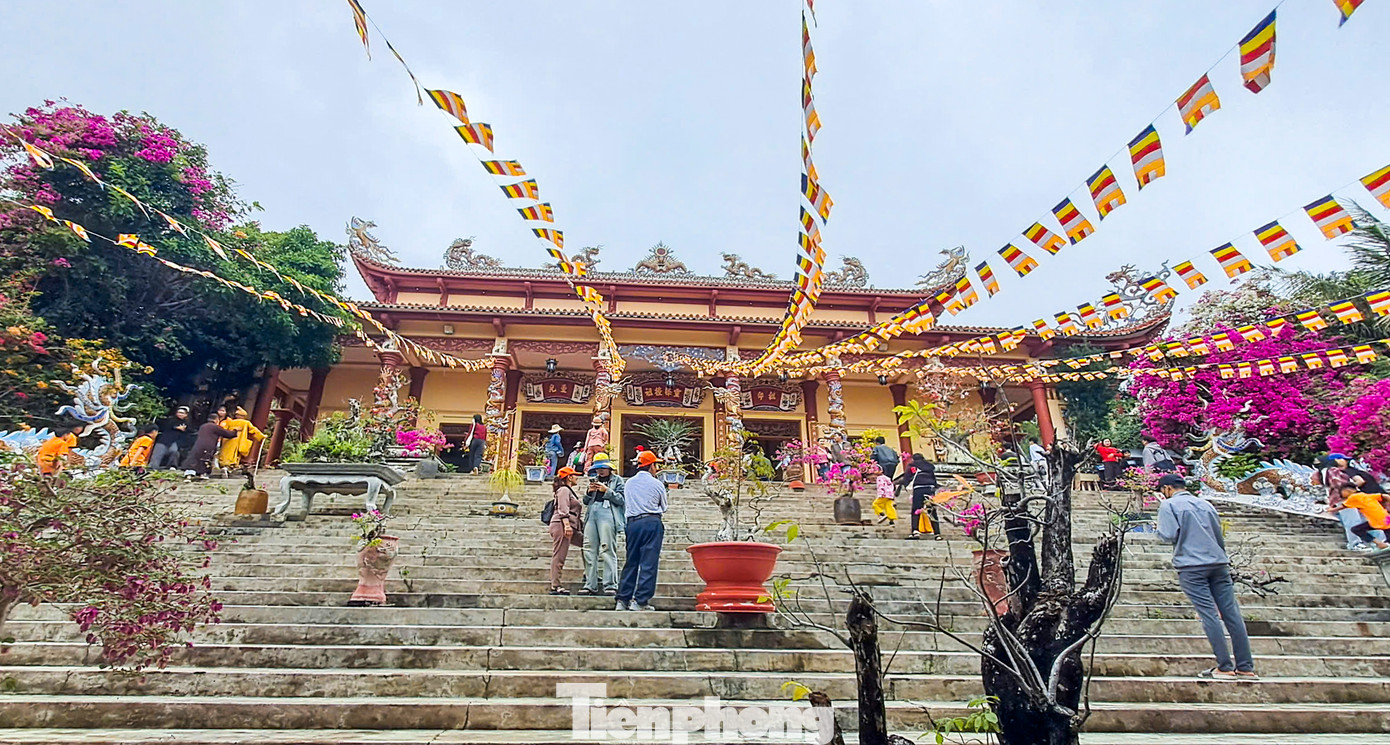 Ngôi chùa gắn liền với thiền sư Tịnh Giác - Thiện Trì (tức Lê Ban), người đã đến đây tu hành từ năm Nhâm Ngọ 1702. Ngài dựng một am nhỏ bằng cỏ tranh, sống giản dị nơi núi rừng, mặc áo từ vỏ cây và được dân gian tôn kính gọi là “Mộc Y Sơn Nhân”. Ngài viên tịch vào năm Thái Đức thứ 8, dưới triều Tây Sơn. Ảnh: Trương Định.