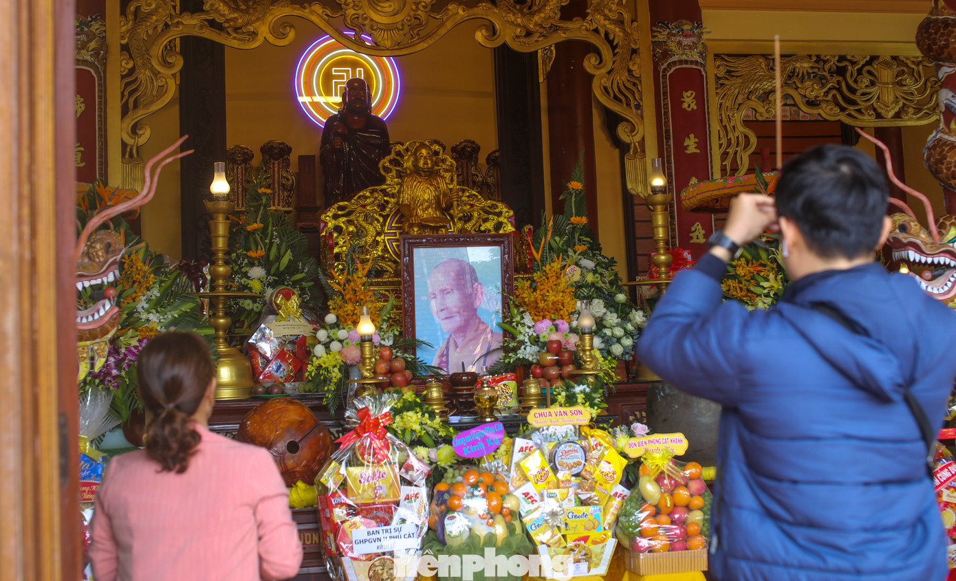 Người dân vào chùa dâng hương. Ảnh: Trương Định.