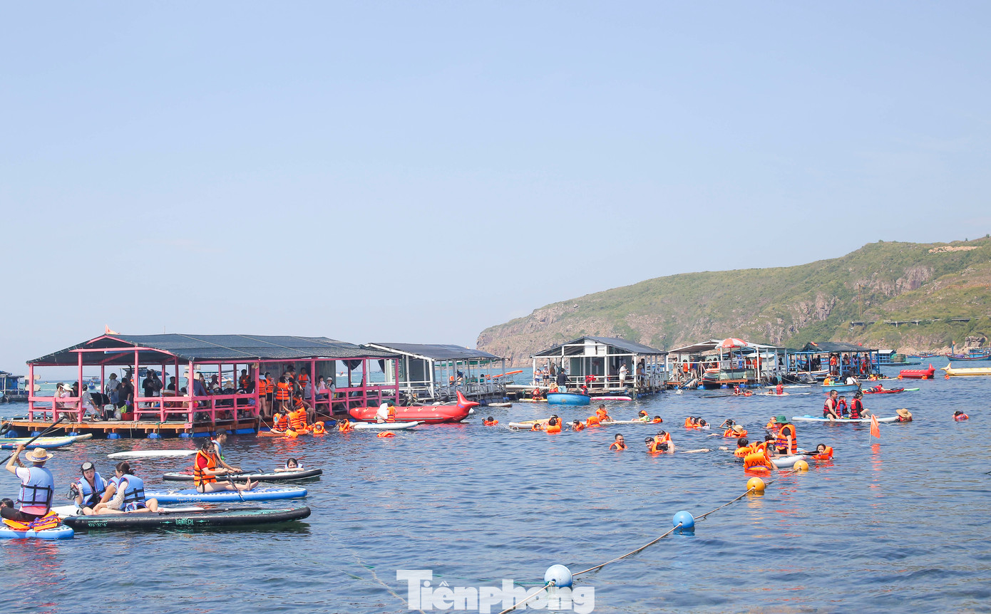 Rất đông du khách đến với Nhơn Hải tham quan du lịch mùa này. Ảnh: Trương Định.