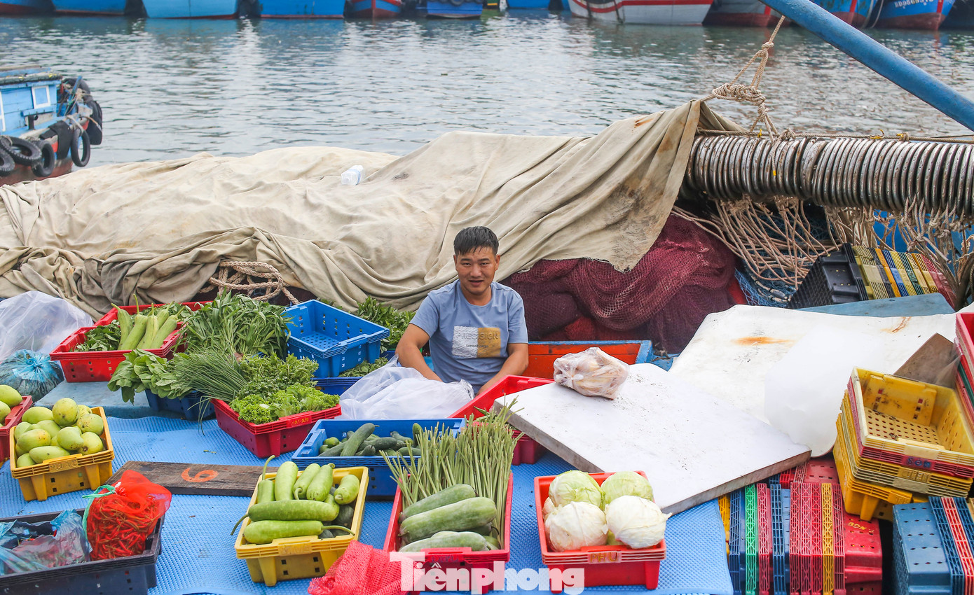 Ngư dân chuẩn bị đá lạnh, lương thực để vươn khơi đánh bắt chuyến biển mới. Ảnh: Trương Định