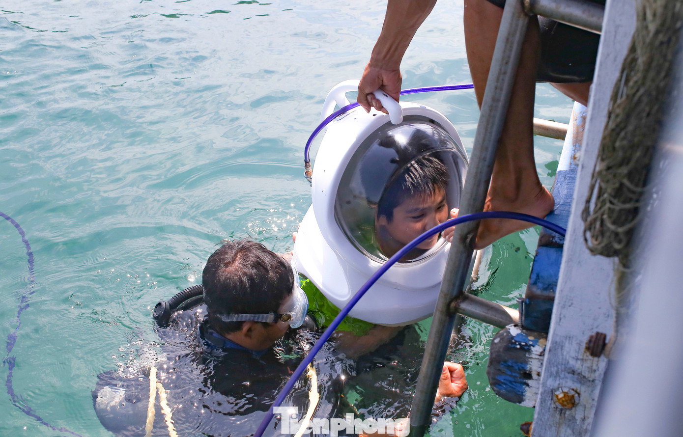 Du khách trải nghiệm đi bộ dưới mặt biển, ngắm san hô. Ảnh: Trương Định.