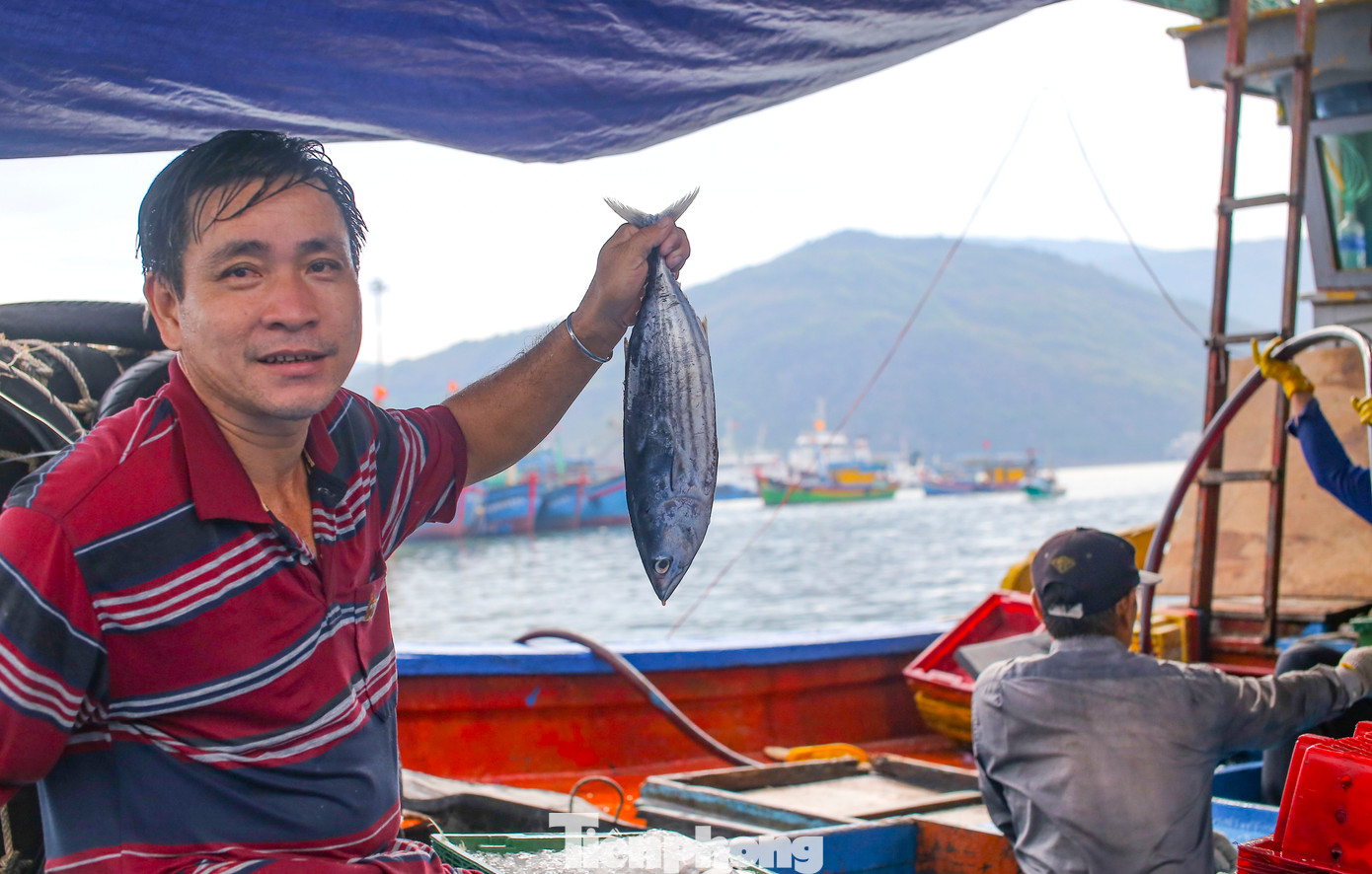 Niềm vui ngư dân Bình Định sau chuyến biển, mang hải sản đánh bắt từ Trường Sa về đất liền. Ảnh: Trương Định.