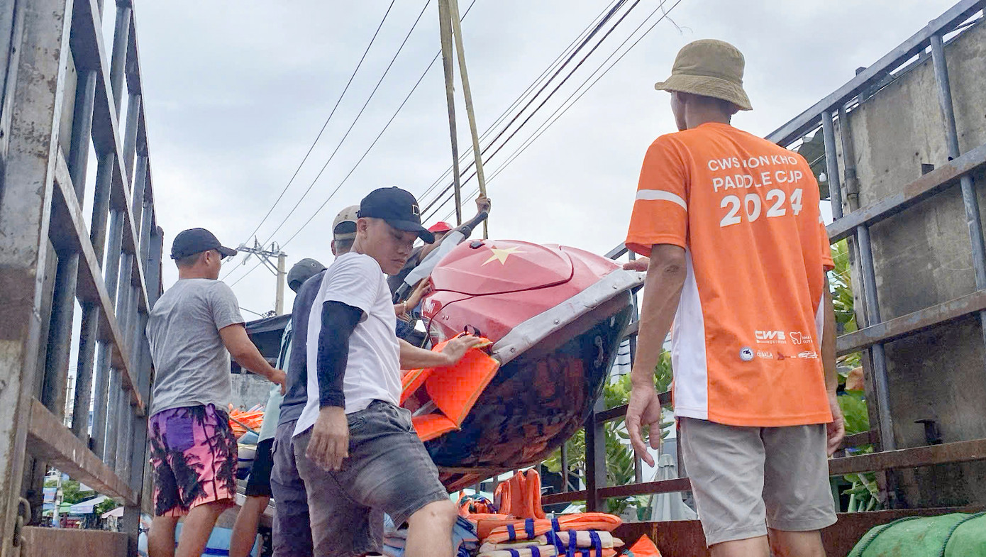 Những chiếc mô tô nước tham gia cứu hộ, đưa áo phao, thực phẩm vào các vùng bị nước lũ cô lập. Những chiếc mô tô nước tham gia cứu hộ, đưa áo phao, thực phẩm vào các vùng bị nước lũ cô lập.