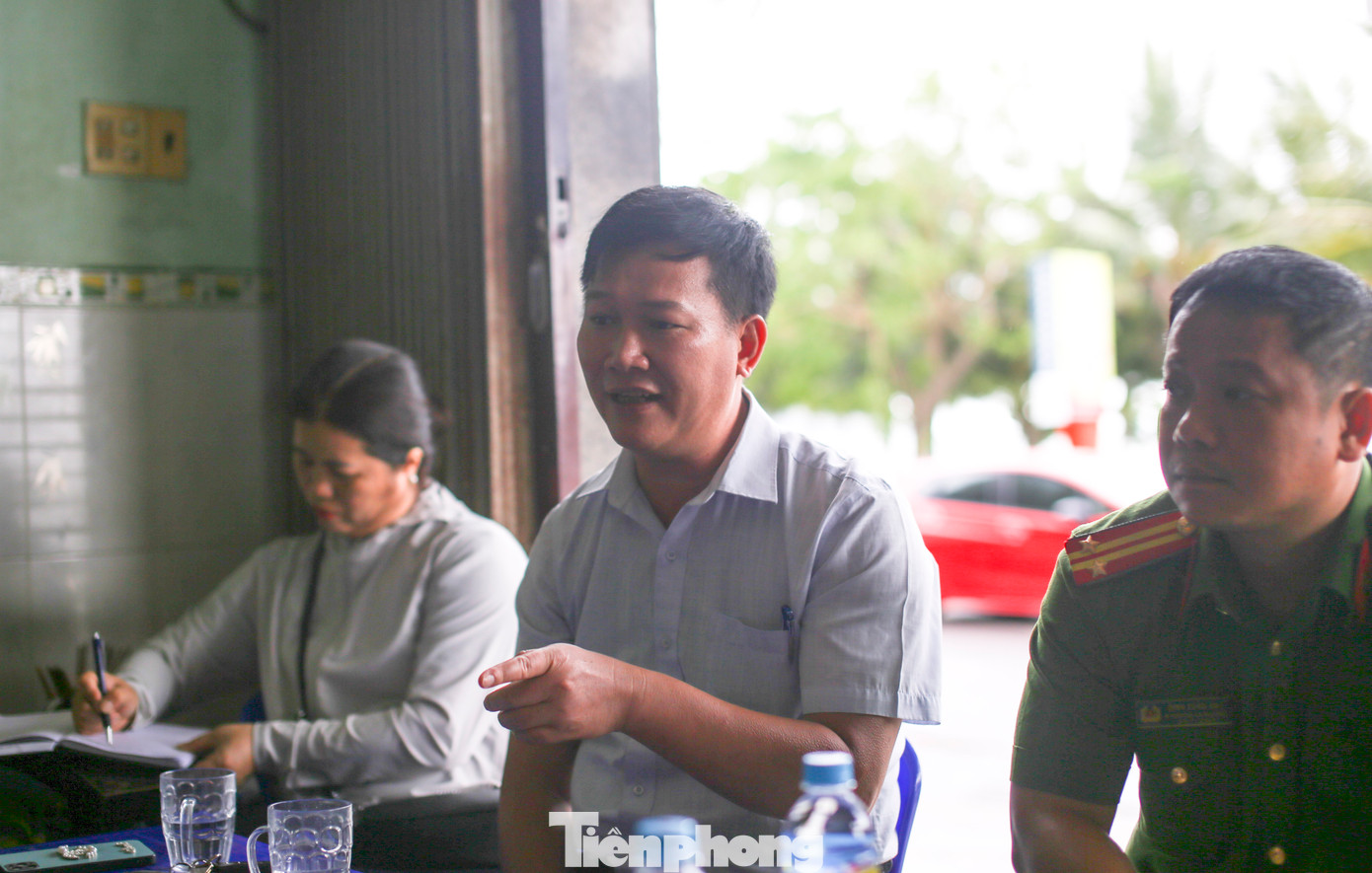 Ông Phan Tuấn Hoàng (ở giữa) làm việc với chủ quán. Ảnh: Trương Định.