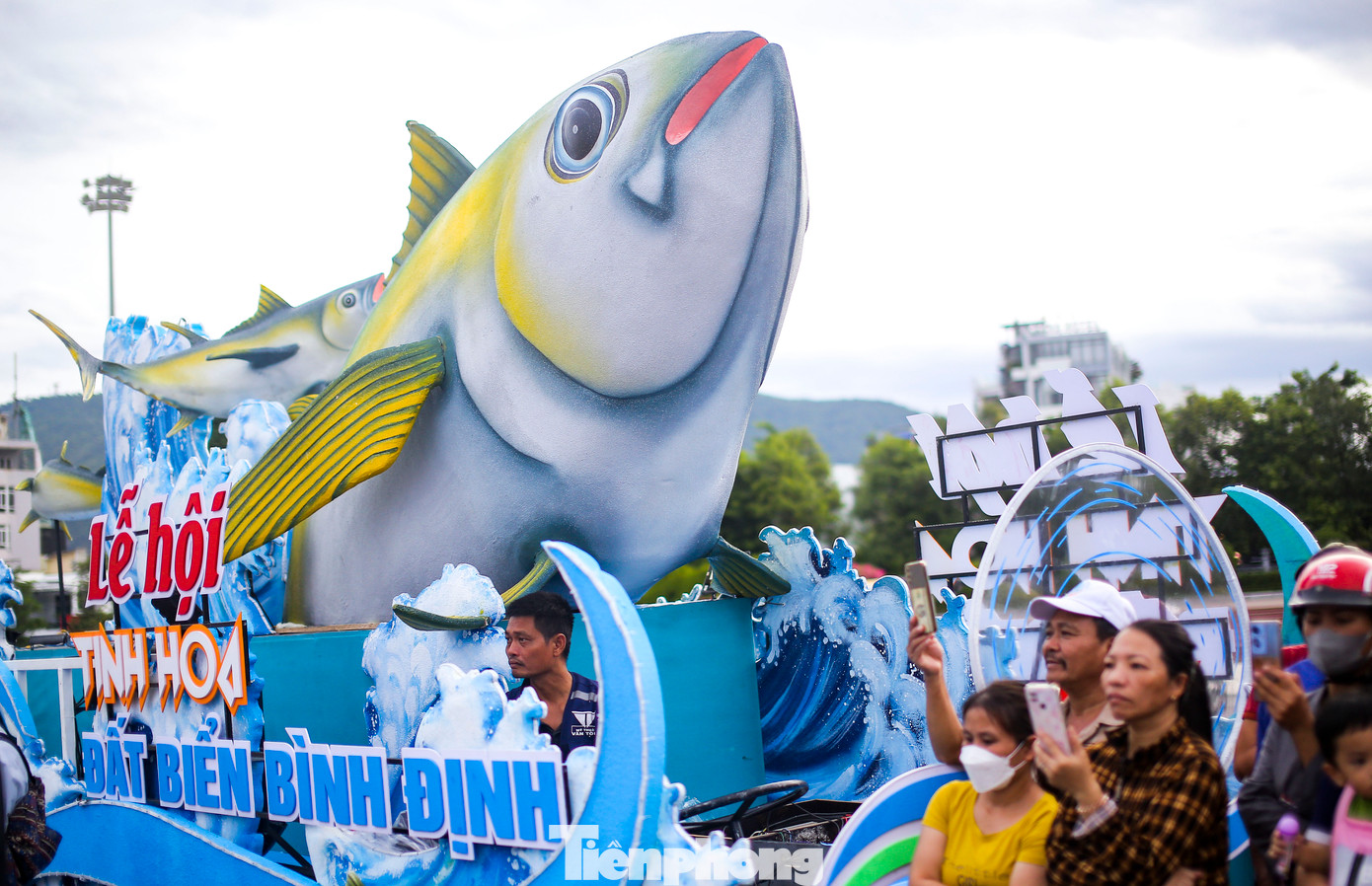 Mô hình cá ngừ đại dương trên đường phố. Ảnh: Trương Định.