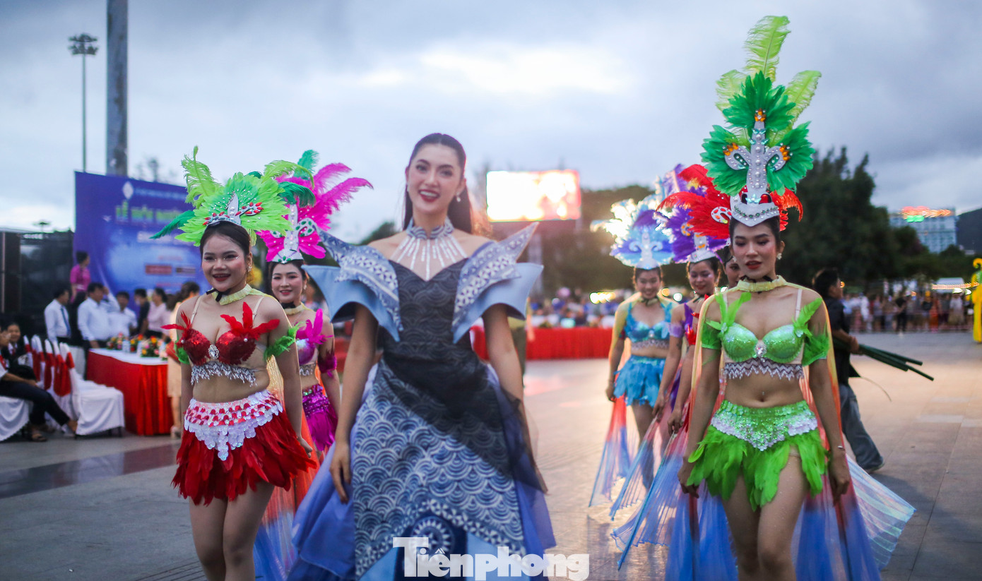 Hoa hậu Thu Uyên, Hoa hậu Đại dương Việt Nam năm 2023 tham gia diễu hành. Ảnh: Trương Định.