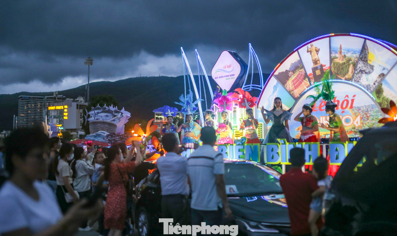 Đông đảo du khách và người dân đến với lễ hội. Ảnh: Trương Định.