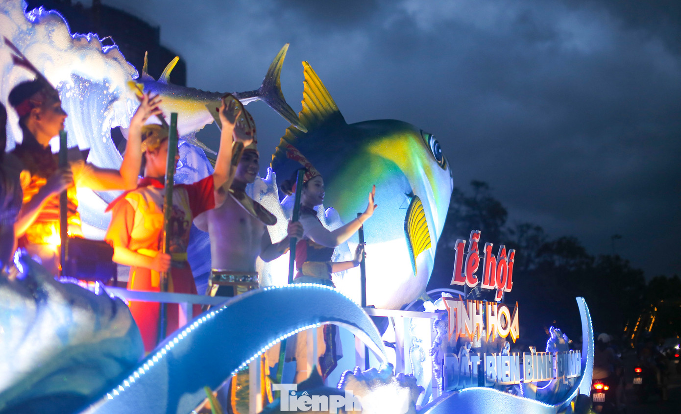 Đoàn diễu hành qua các tuyến phố Quy Nhơn. Ảnh: Trương Định