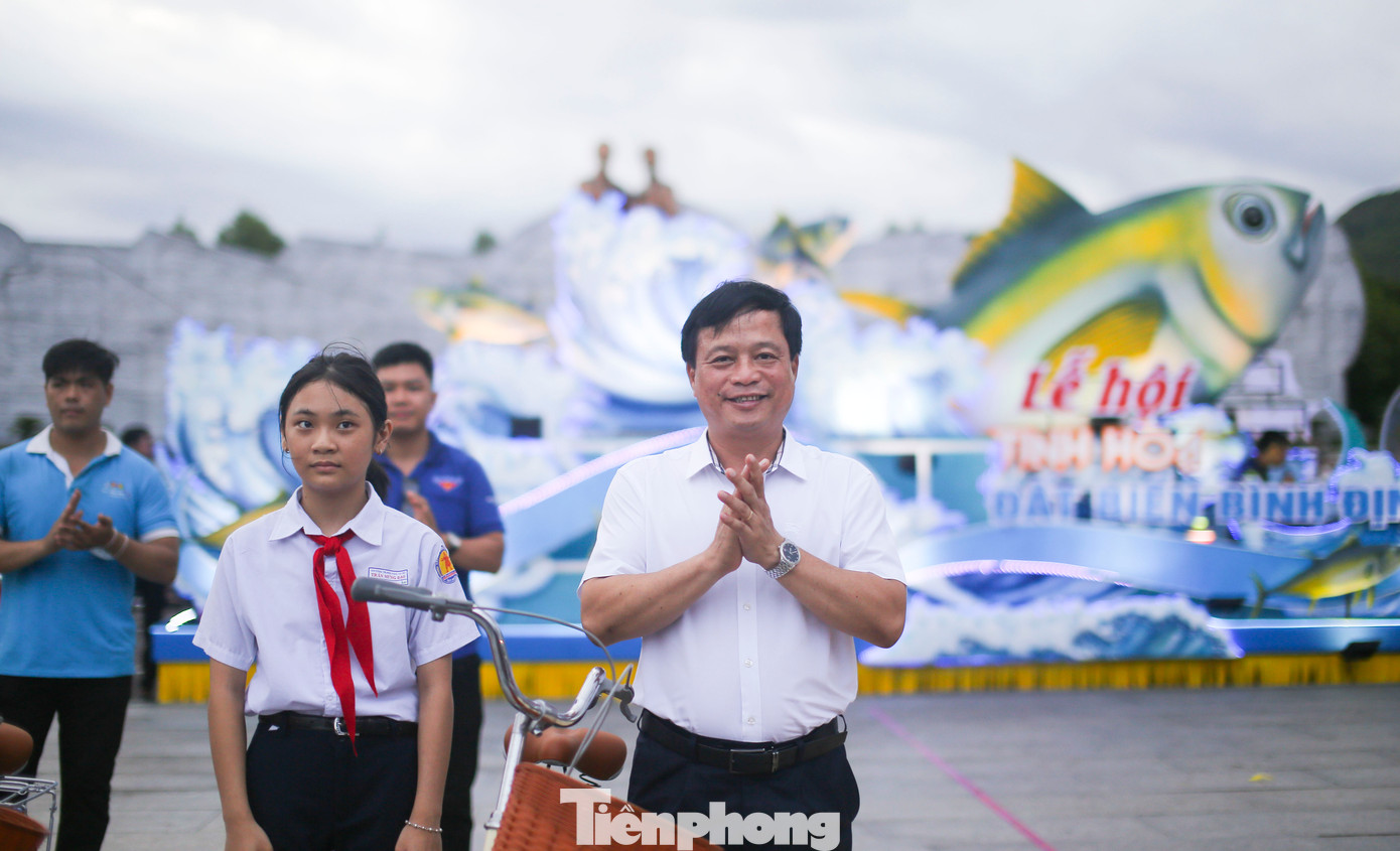 Ông Nguyễn Tuấn Thanh - Phó Chủ tịch Thường trực UBND tỉnh Bình Định trao tặng xe đạp cho học sinh. Ảnh: Trương Định.