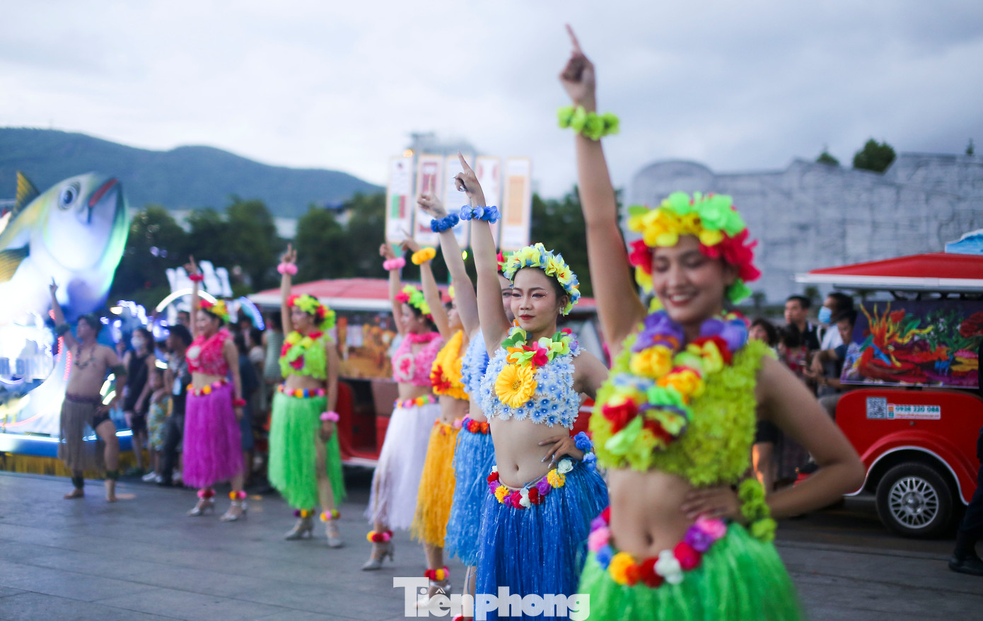 Những sắc màu vui tươi trên phố biển Quy Nhơn. Ảnh: Trương Định.