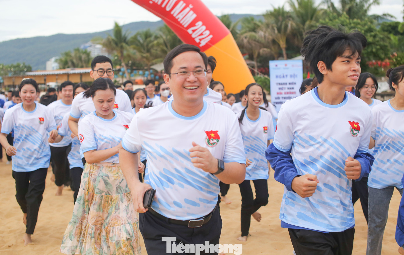 Anh Nguyễn Quốc Huy - Ủy viên Ban Thường vụ, Chánh Văn phòng Trung ương Đoàn (bên trái) tham gia giải chạy. Ảnh: Trương Định Anh Nguyễn Quốc Huy - Ủy viên Ban Thường vụ, Chánh Văn phòng Trung ương Đoàn (bên trái) tham gia giải chạy. Ảnh: Trương Định