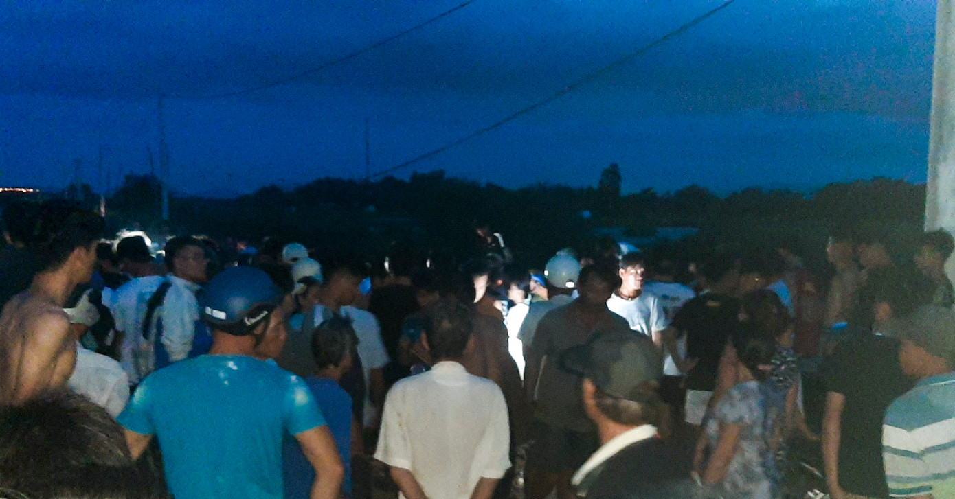 Rất đông người dân tập trung theo dõi sự việc. Ảnh: Xuân Thức