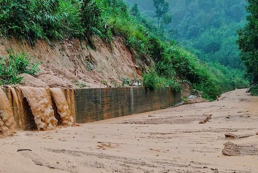 Mưa lớn cũng đã xảy ra tình trạng sạt lở.