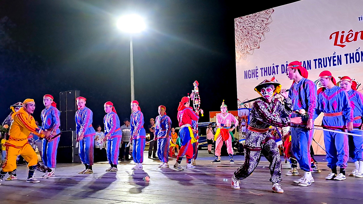 Phần trình diễn của các đội thi. Ảnh: Trương Định