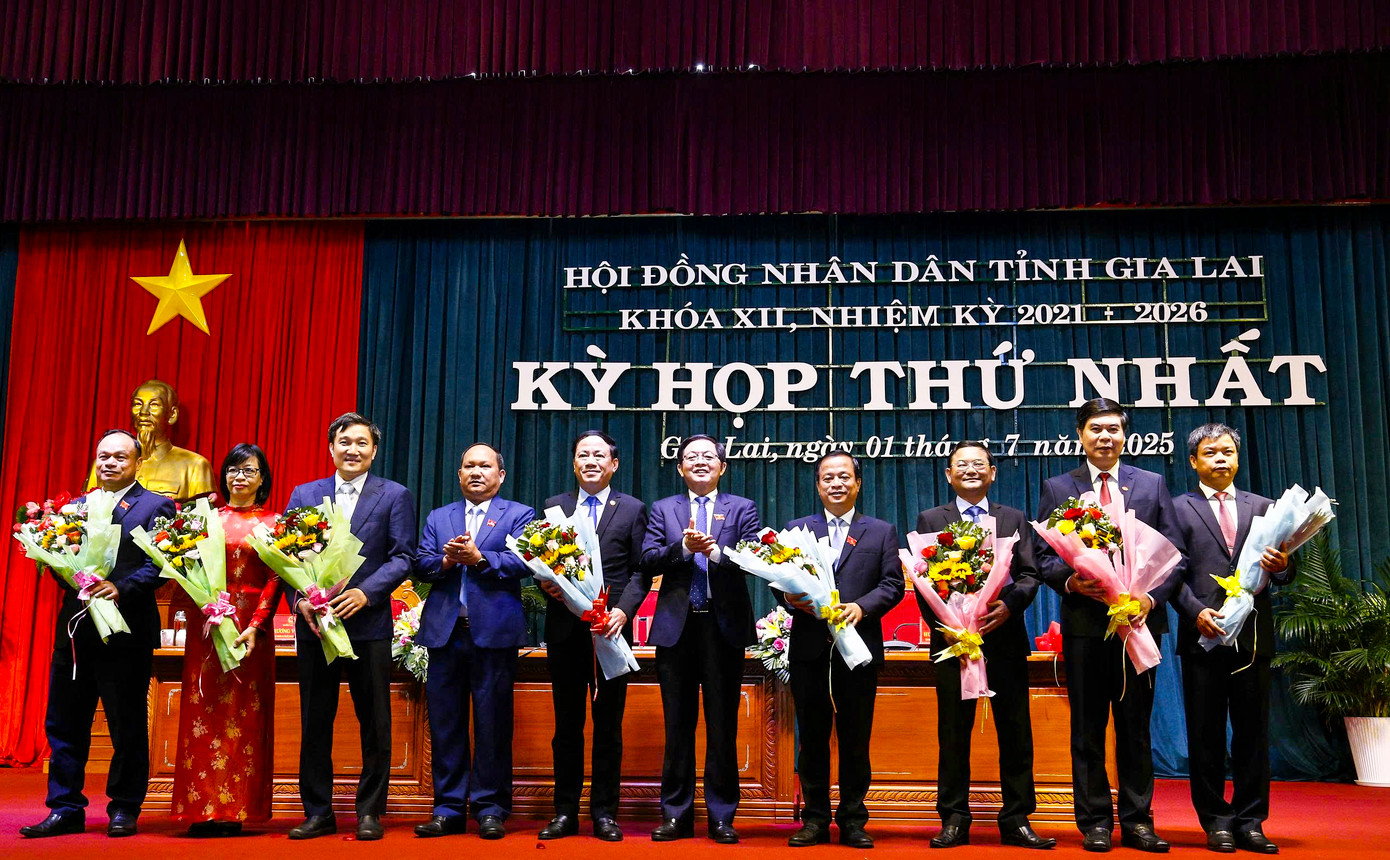 Chủ tịch và các phó Chủ tịch UBND tỉnh Gia Lai mới. Ảnh: Trương Định Chủ tịch và các phó Chủ tịch UBND tỉnh Gia Lai mới. Ảnh: Trương Định