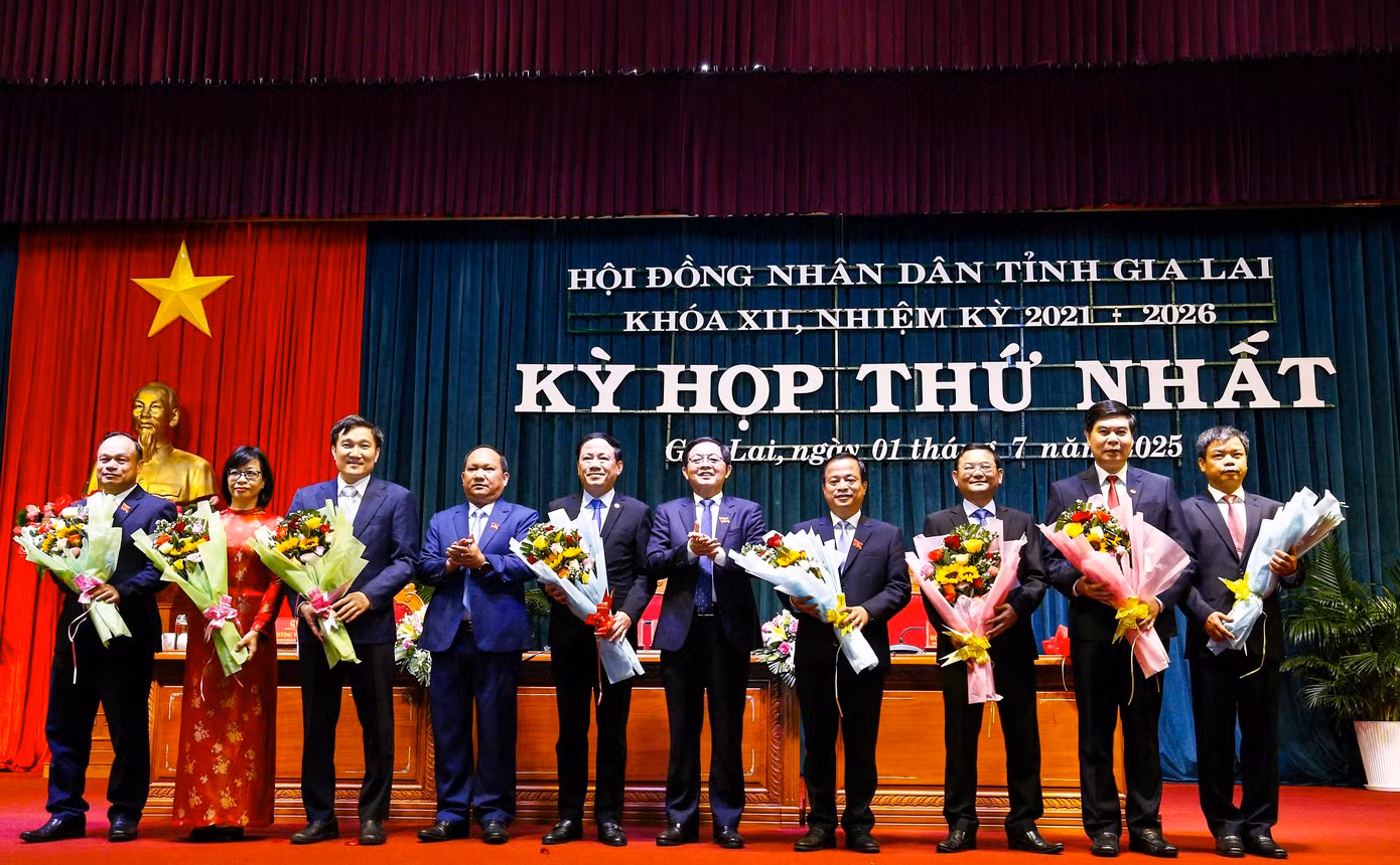 Chủ tịch và các phó Chủ tịch UBND tỉnh Gia Lai mới. Ảnh: Trương Định
