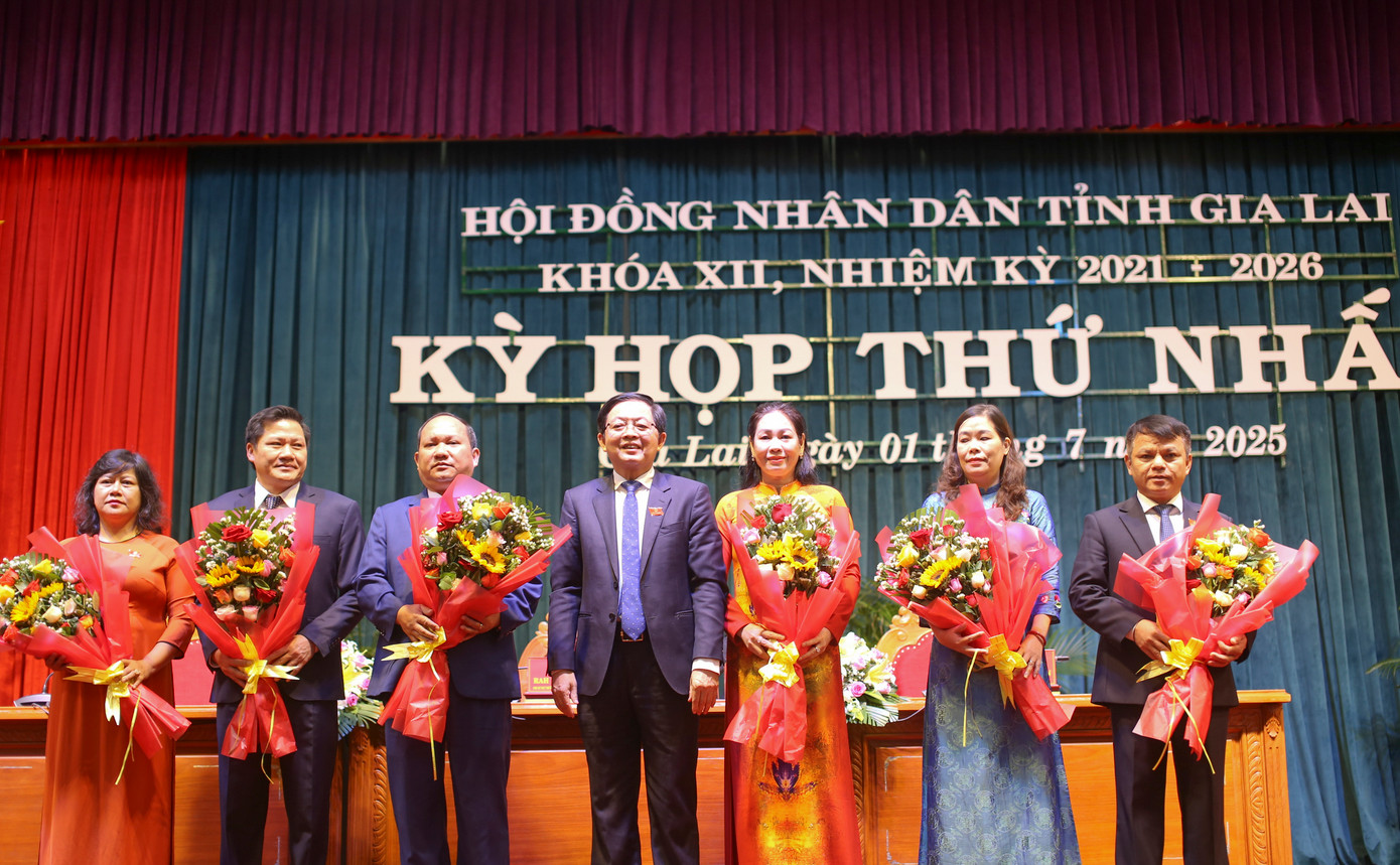 Bí thư Tỉnh ủy Hồ Quốc Dũng tặng hoa chúc mừng Thường trực HĐND tỉnh Gia Lai khóa XII. Ảnh: Trương Định