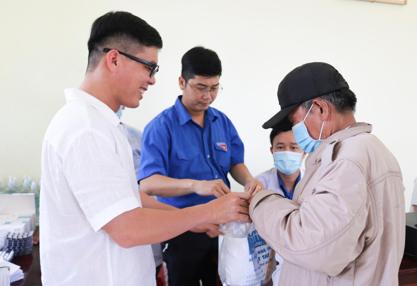 Trao tặng túi thuốc an sinh cho người dân. Trao tặng túi thuốc an sinh cho người dân.