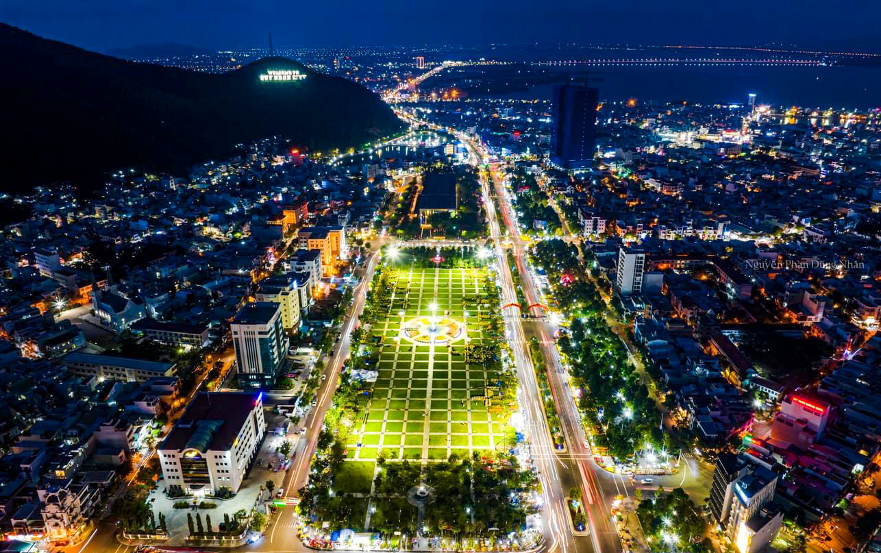 TP. Quy Nhơn về đêm. Ảnh: Dũng Nhân TP. Quy Nhơn về đêm. Ảnh: Dũng Nhân