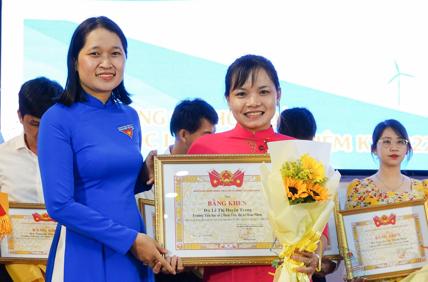 Chị Huỳnh Thị Thanh Nguyệt - Phó Bí thư Tỉnh Đoàn Bình Định trao tặng bằng khen tuyên dương các nhà giáo trẻ tiêu biểu. Chị Huỳnh Thị Thanh Nguyệt - Phó Bí thư Tỉnh Đoàn Bình Định trao tặng bằng khen tuyên dương các nhà giáo trẻ tiêu biểu.