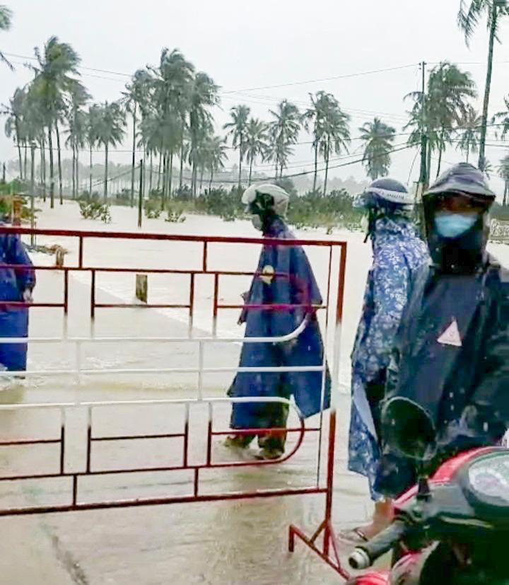 Giao thông đi lại một số xã ở Hoài Ân bị chia cắt. Ảnh: H.K Giao thông đi lại một số xã ở Hoài Ân bị chia cắt. Ảnh: H.K