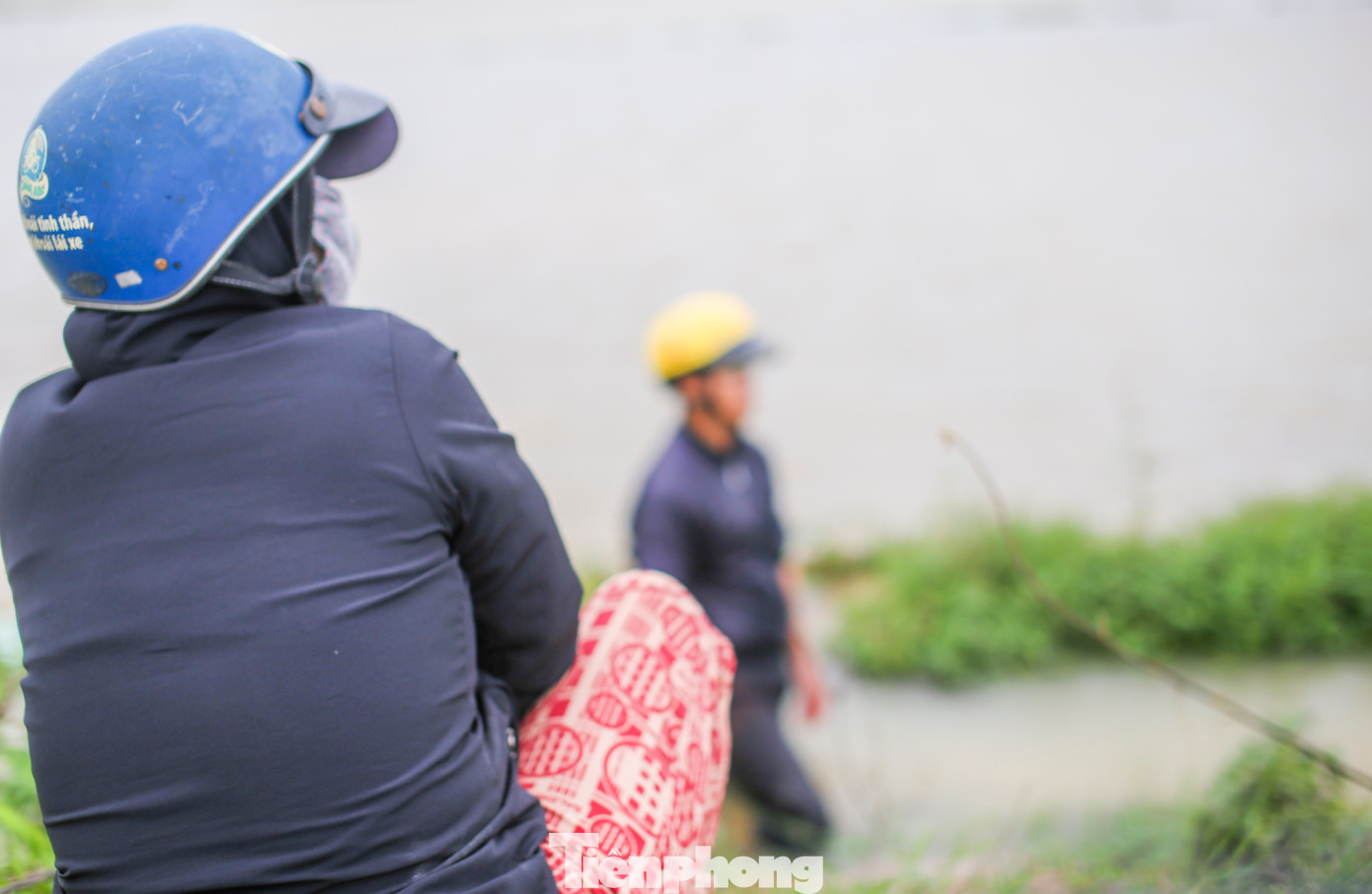 “Gia đình mới xuống giống tiếp ngày 22, nhưng lại gặp mưa lớn nữa, giờ ruộng cũng chìm trong biển nước. Hai vợ chồng tranh thủ trời ngớt mưa ra đắp lại bờ để giống khỏi trôi, giữ được hạt nào thì giữ, nhưng thấy tình hình còn mưa tiếp như này nếu ngập ba, bốn hôm nữa thì cũng bỏ không”, ông Hậu nói. Ảnh: Trương Định.