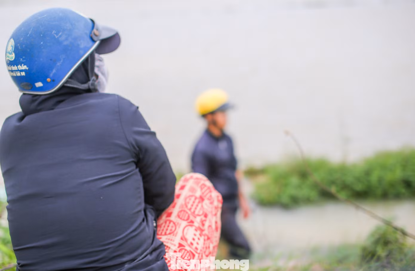 “Gia đình mới xuống giống tiếp ngày 22, nhưng lại gặp mưa lớn nữa, giờ ruộng cũng chìm trong biển nước. Hai vợ chồng tranh thủ trời ngớt mưa ra đắp lại bờ để giống khỏi trôi, giữ được hạt nào thì giữ, nhưng thấy tình hình còn mưa tiếp như này nếu ngập ba, bốn hôm nữa thì cũng bỏ không”, ông Hậu nói. Ảnh: Trương Định.