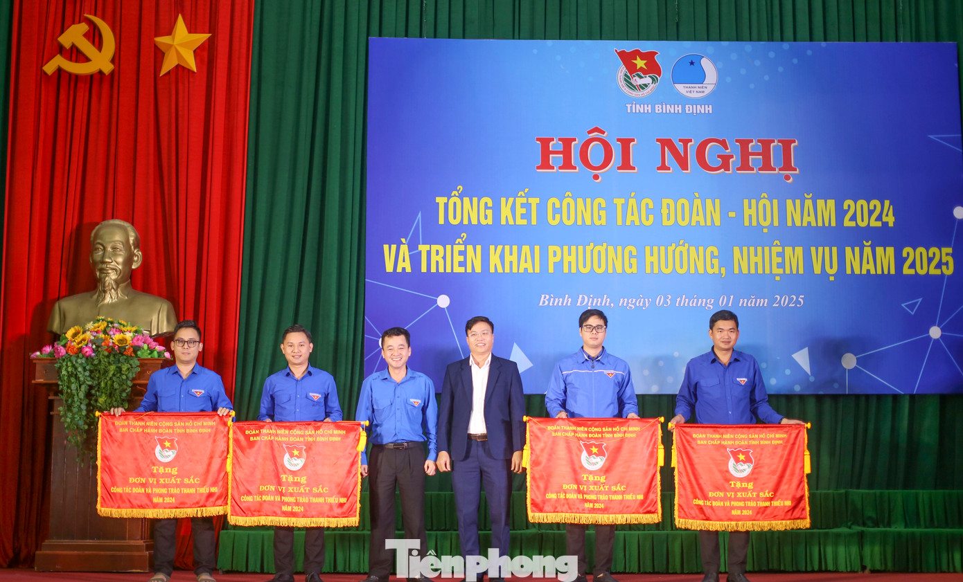 Tặng cờ cho 4 đơn vị hoàn thành xuất sắc nhiệm vụ. Ảnh: Trương Định Tặng cờ cho 4 đơn vị hoàn thành xuất sắc nhiệm vụ. Ảnh: Trương Định