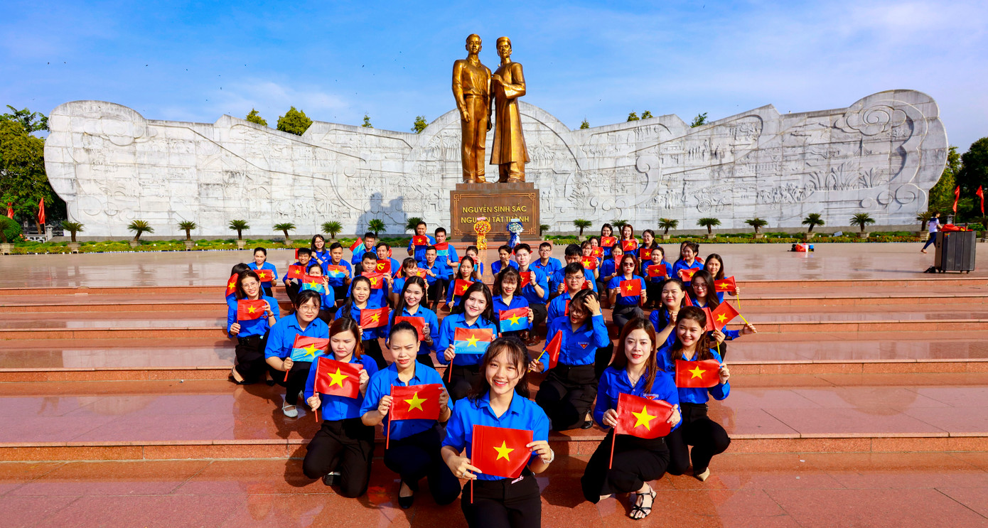 Quảng trường Nguyễn Tất Thành (TP. Quy Nhơn) nơi thu hút nhiều người dân, du khách đến check-in. Quảng trường Nguyễn Tất Thành (TP. Quy Nhơn) nơi thu hút nhiều người dân, du khách đến check-in.