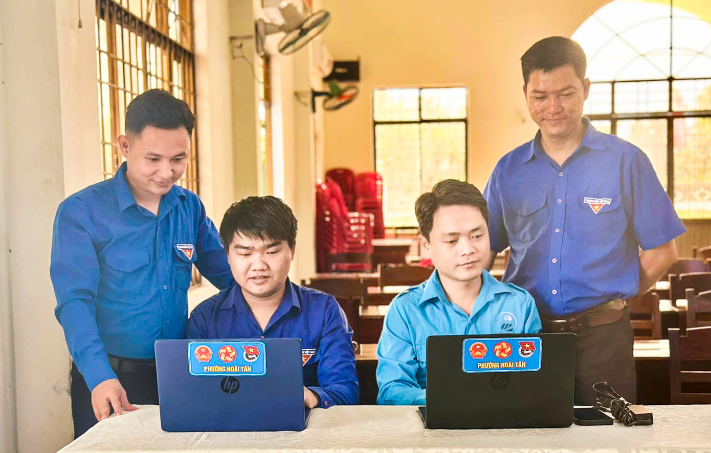 Đoàn thanh niên thị xã Hoài Nhơn triển khai mô hình “Hành chính phục vụ người dân” và ra mắt công trình thanh niên “Số hóa Chi đoàn” tặng máy tính xách tay cho tổ công nghệ số cộng đồng. Đoàn thanh niên thị xã Hoài Nhơn triển khai mô hình “Hành chính phục vụ người dân” và ra mắt công trình thanh niên “Số hóa Chi đoàn” tặng máy tính xách tay cho tổ công nghệ số cộng đồng.