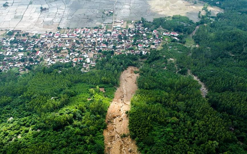 Khu vực dân cư nằm dưới chân núi Cấm.