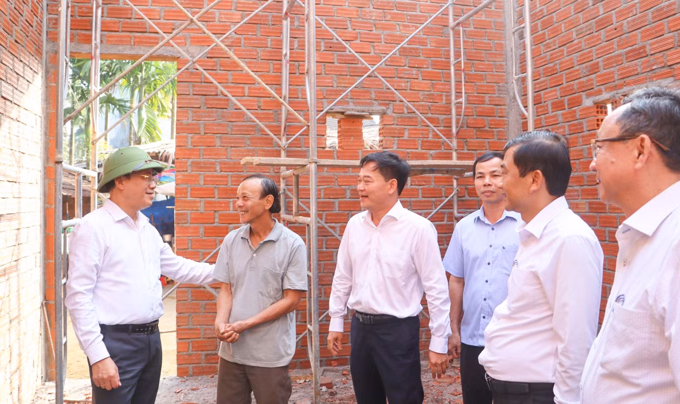 Việc triển khai thực hiện chương trình xóa nhà tạm, nhà dột được lãnh đạo tỉnh Bình Định rất quan tâm. Trong ảnh – Chủ tịch UBND tỉnh Bình Định Phạm Anh Tuấn (đội mũ xanh) đi kiểm tra thực địa.