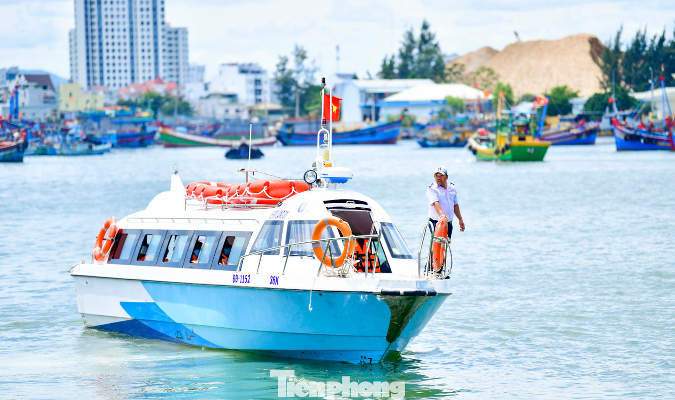 Ca nô được hỗ trợ để người dân xã đảo Nhơn Châu đi lại. Ảnh: Trương Định Ca nô được hỗ trợ để người dân xã đảo Nhơn Châu đi lại. Ảnh: Trương Định