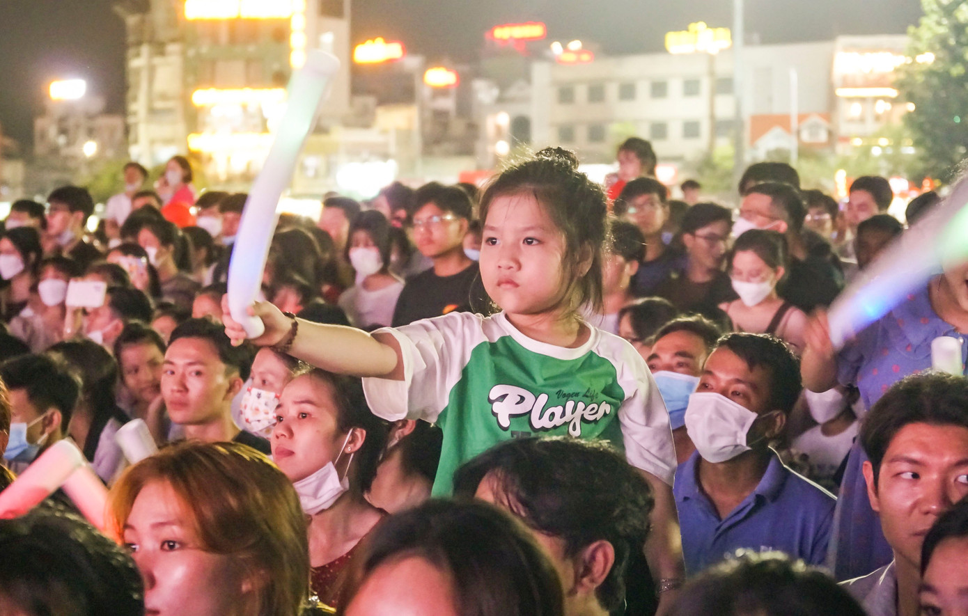 Người dân cùng du khách đổ về Quảng trường Nguyễn Tất Thành (TP Quy Nhơn) theo dõi chương trình khai mạc, thưởng thức những tiết mục văn nghệ.