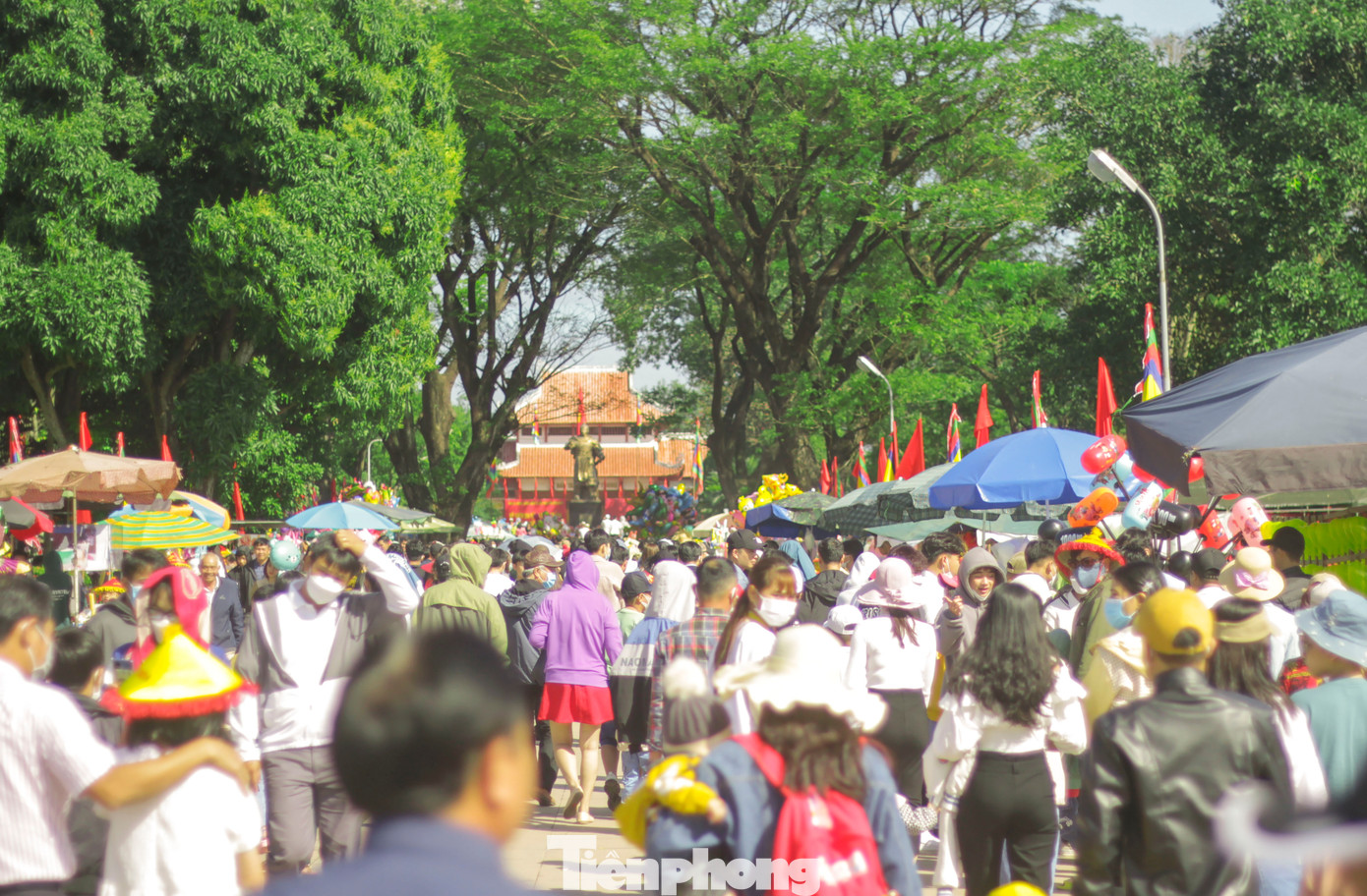 Hằng năm vào ngày mùng 4 và mùng 5 Tết, người dân Bình Định và du khách cả nước lại náo nức du xuân lễ hội Đống Đa Tây Sơn tại Bảo tàng Quang Trung ở thị trấn Phú Phong (huyện Tây Sơn) để tưởng nhớ tới công lao lẫy lừng của các thủ lĩnh phong trào Tây Sơn, đặc biệt là người anh hùng áo vải Quang Trung – Nguyễn Huệ. Ảnh: Trương Định
