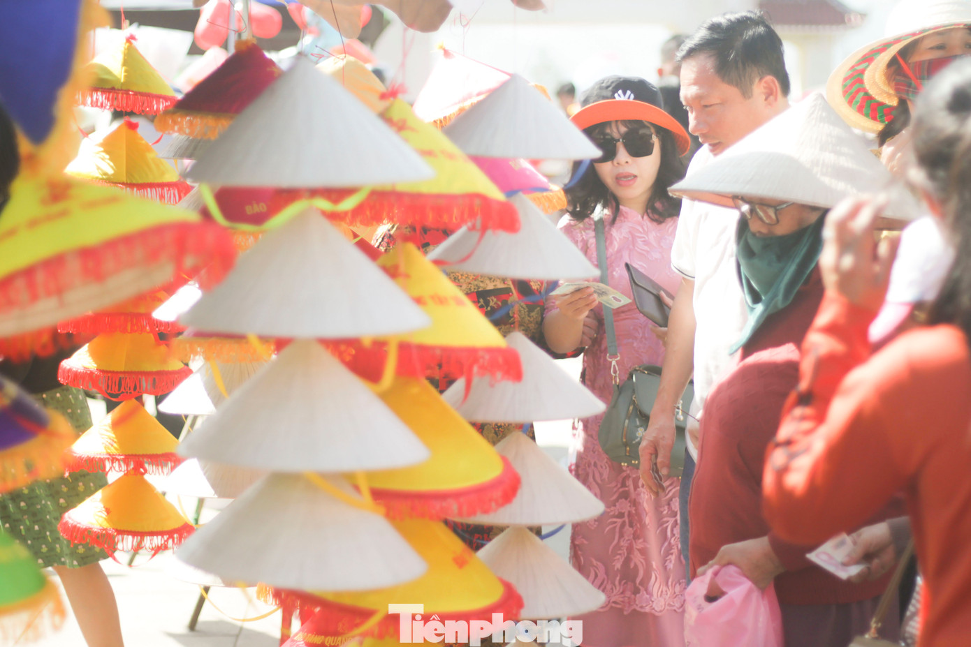 Người dân, du khách mua những món quà lưu niệm tại lễ hội. Ảnh: Trương Định