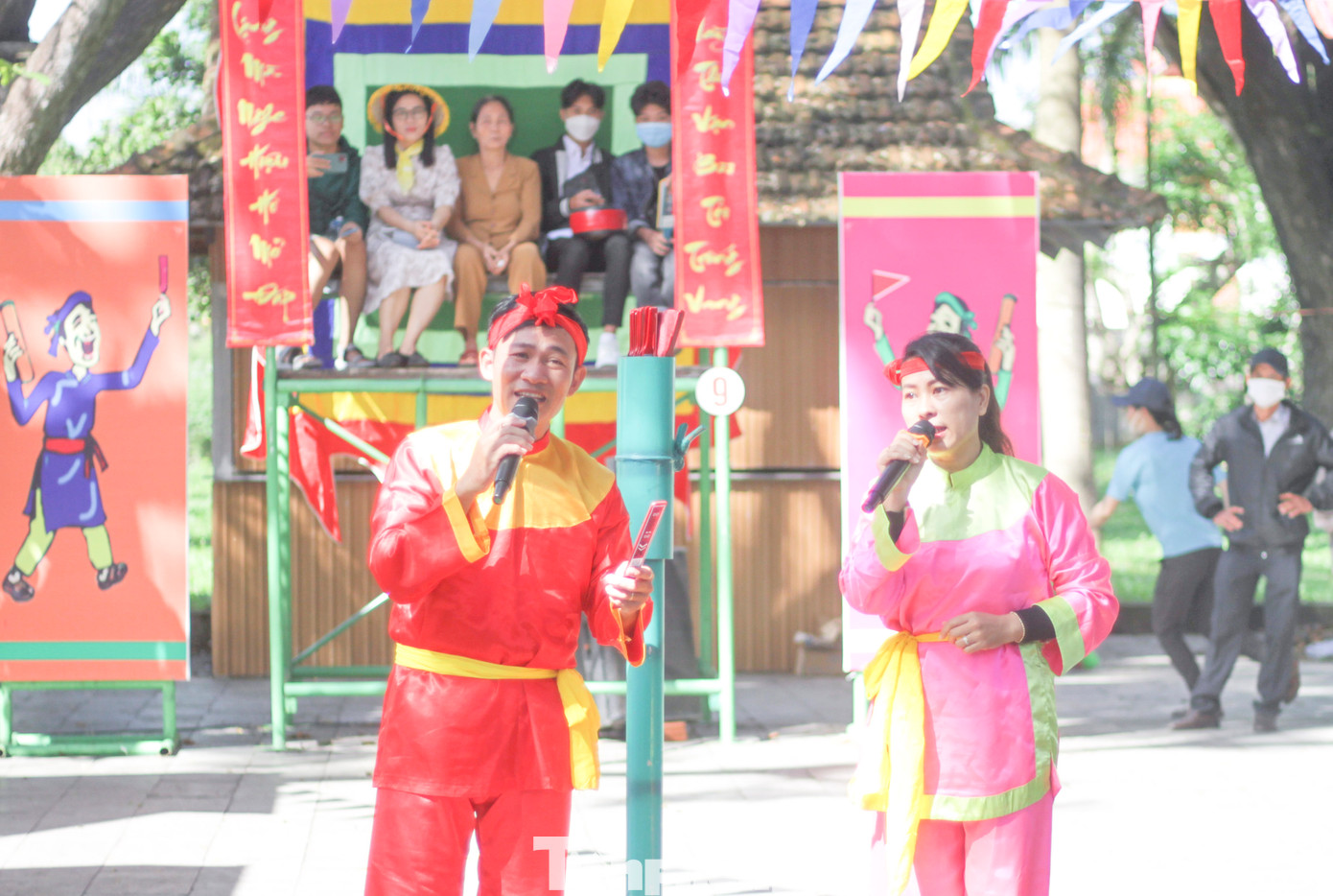 Người dân và du khách đến với lễ hội còn được xem hội Bài Chòi dân gian ở Bình Định. Ảnh: Trương Định