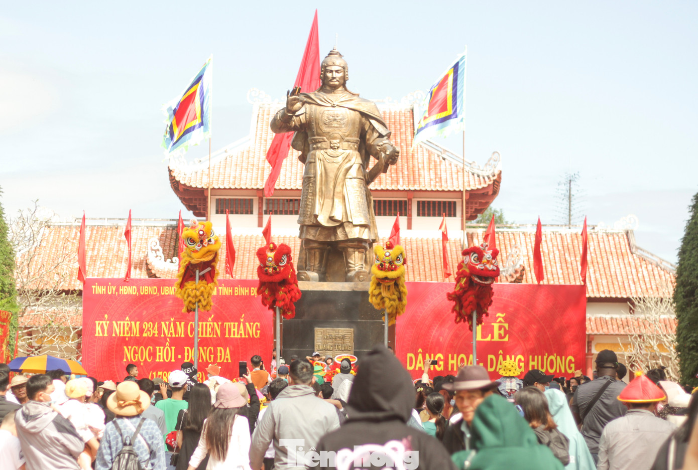 Dòng người đổ về dự lễ kỷ niệm 234 năm Chiến thắng Ngọc Hồi - Đống Đa. (Ảnh: Trương Định) Dòng người đổ về dự lễ kỷ niệm 234 năm Chiến thắng Ngọc Hồi - Đống Đa. (Ảnh: Trương Định)