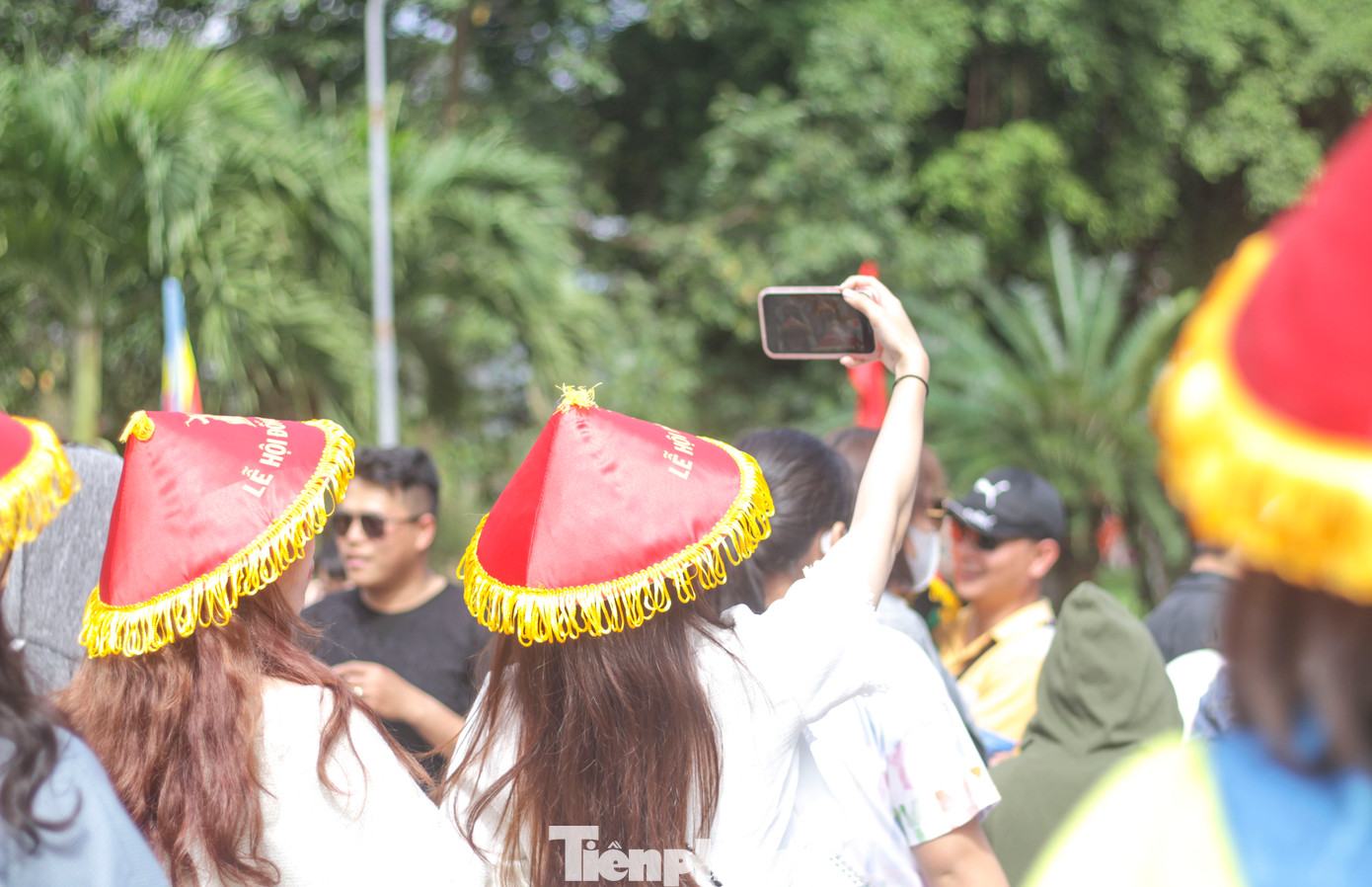 Các bạn trẻ cũng tranh thủ lưu lại những bức hình kỷ niệm. Ảnh: Trương Định