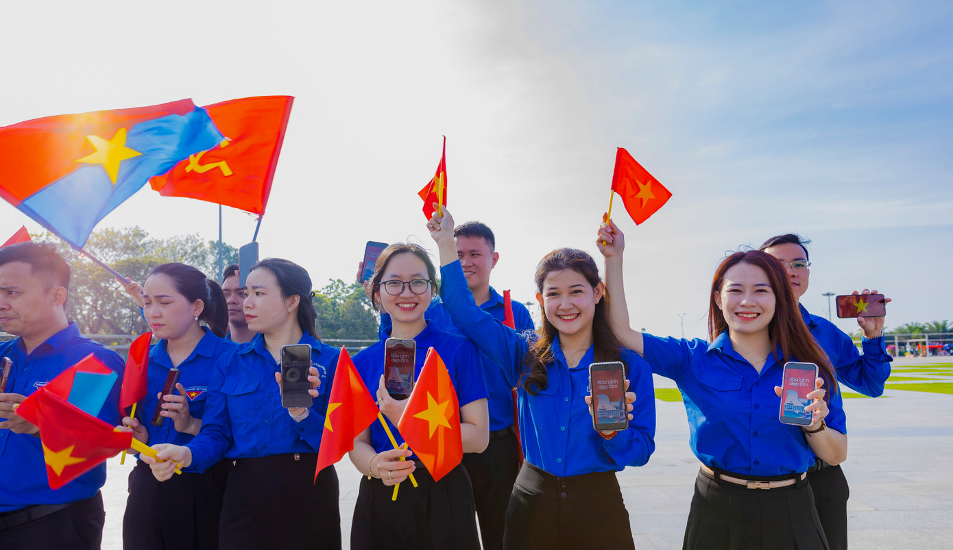 Tuổi trẻ Bình Định xuống phố check-in, lưu giữ khoảnh khắc đáng nhớ trong ngày lịch sử. Tuổi trẻ Bình Định xuống phố check-in, lưu giữ khoảnh khắc đáng nhớ trong ngày lịch sử.