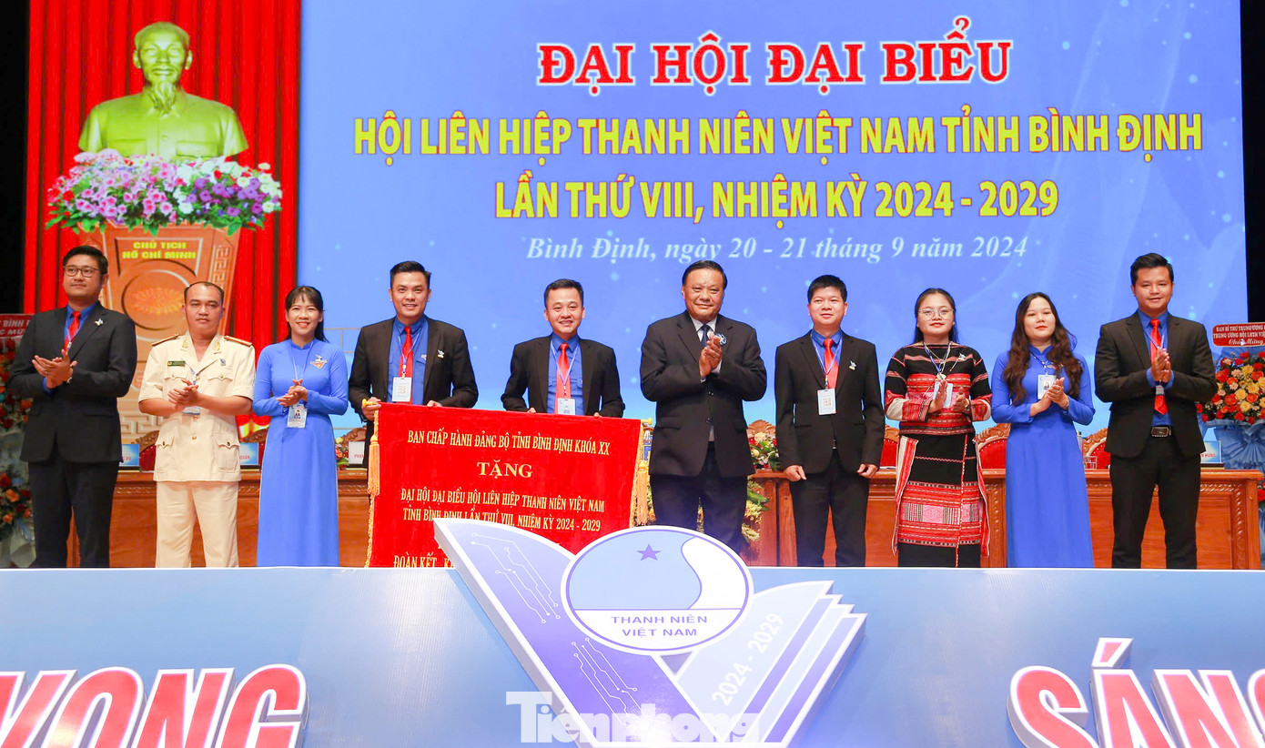 Ban Chấp hành Đảng bộ tỉnh Bình Định tặng bức trướng với dòng chữ: “Thanh niên Bình Định: Đoàn Kết - Khát Vọng - Sáng Tạo - Phát Triển” cho Hội LHTN Việt Nam tỉnh Bình Định. Ảnh: Trương Định Ban Chấp hành Đảng bộ tỉnh Bình Định tặng bức trướng với dòng chữ: “Thanh niên Bình Định: Đoàn Kết - Khát Vọng - Sáng Tạo - Phát Triển” cho Hội LHTN Việt Nam tỉnh Bình Định. Ảnh: Trương Định