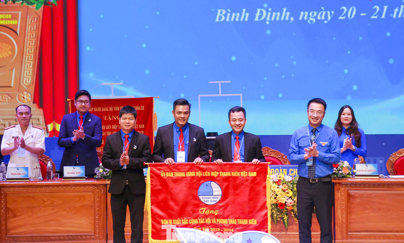 Dịp này, anh Nguyễn Tường Lâm thay mặt Ủy ban T.Ư Hội LHTN Việt Nam trao cờ đơn vị xuất sắc 5 năm liền trong công tác Hội và phong trào thanh niên nhiệm kỳ 2019 – 2024 cho Hội LHTN Việt Nam tỉnh Bình Định. Ảnh: Trương Định Dịp này, anh Nguyễn Tường Lâm thay mặt Ủy ban T.Ư Hội LHTN Việt Nam trao cờ đơn vị xuất sắc 5 năm liền trong công tác Hội và phong trào thanh niên nhiệm kỳ 2019 – 2024 cho Hội LHTN Việt Nam tỉnh Bình Định. Ảnh: Trương Định