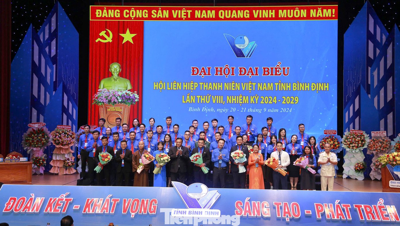 Lãnh đạo T.Ư Đoàn, tỉnh Bình Định tặng hoa chúc mừng Ủy ban Hội LHTN Việt Nam tỉnh khóa VIII. Ảnh: Trương Định Lãnh đạo T.Ư Đoàn, tỉnh Bình Định tặng hoa chúc mừng Ủy ban Hội LHTN Việt Nam tỉnh khóa VIII. Ảnh: Trương Định