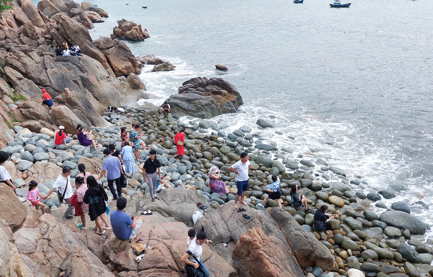 Du khách tham quan, check-in tại bãi đá trứng Quy Nhơn.